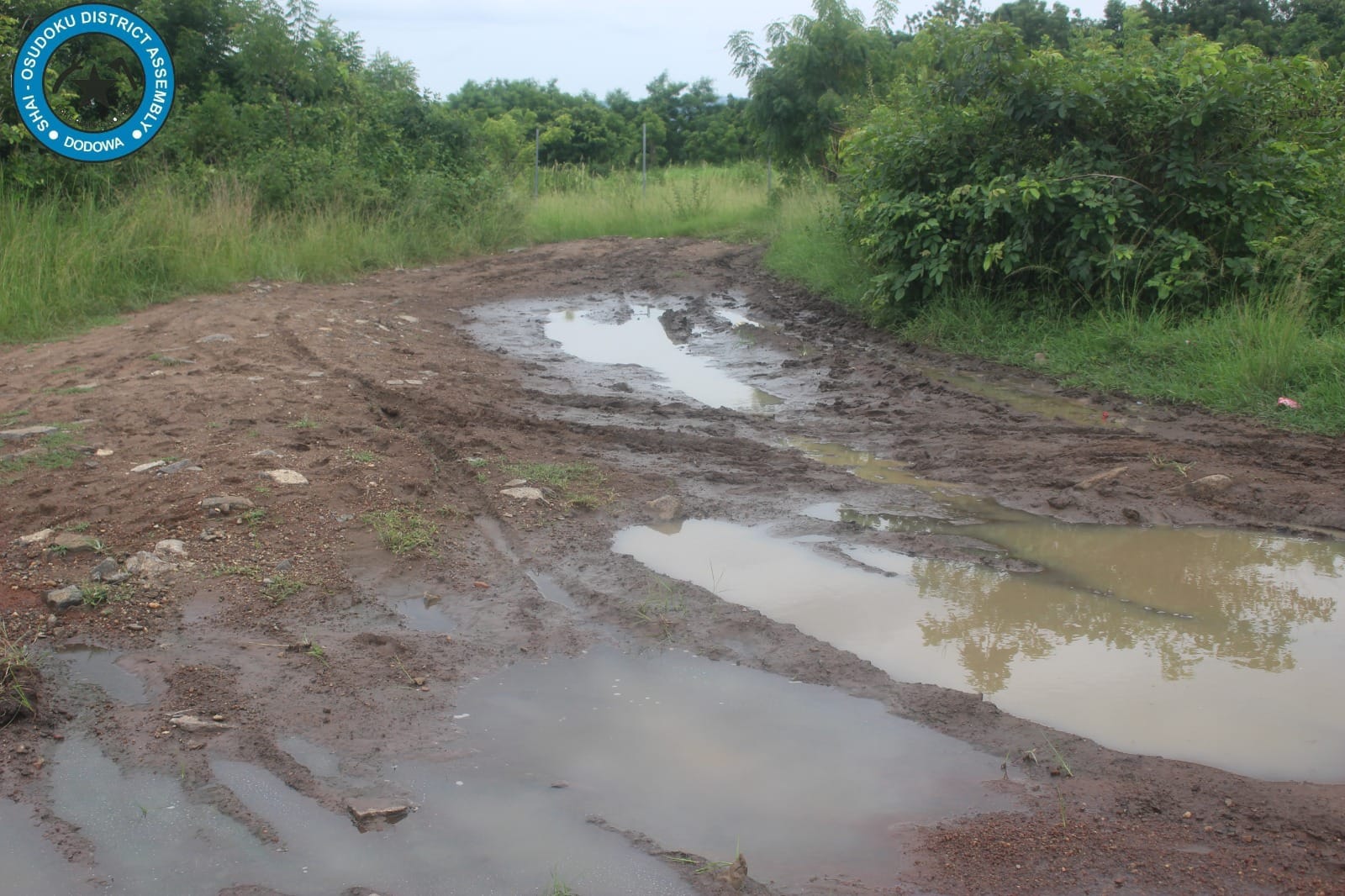 SHAI-OSDOKU DISTRICT ASSEMBLY HANDS OVER A SITE FOR REHABILITATION OF 1.5 KILOMETRE WATERWORKS JUNCTION TO MUERTER FEEDER ROAD UNDER THE GHANA PRODUCTIVE SAFETY NET PHASE II TO THE CONTRACTOR.