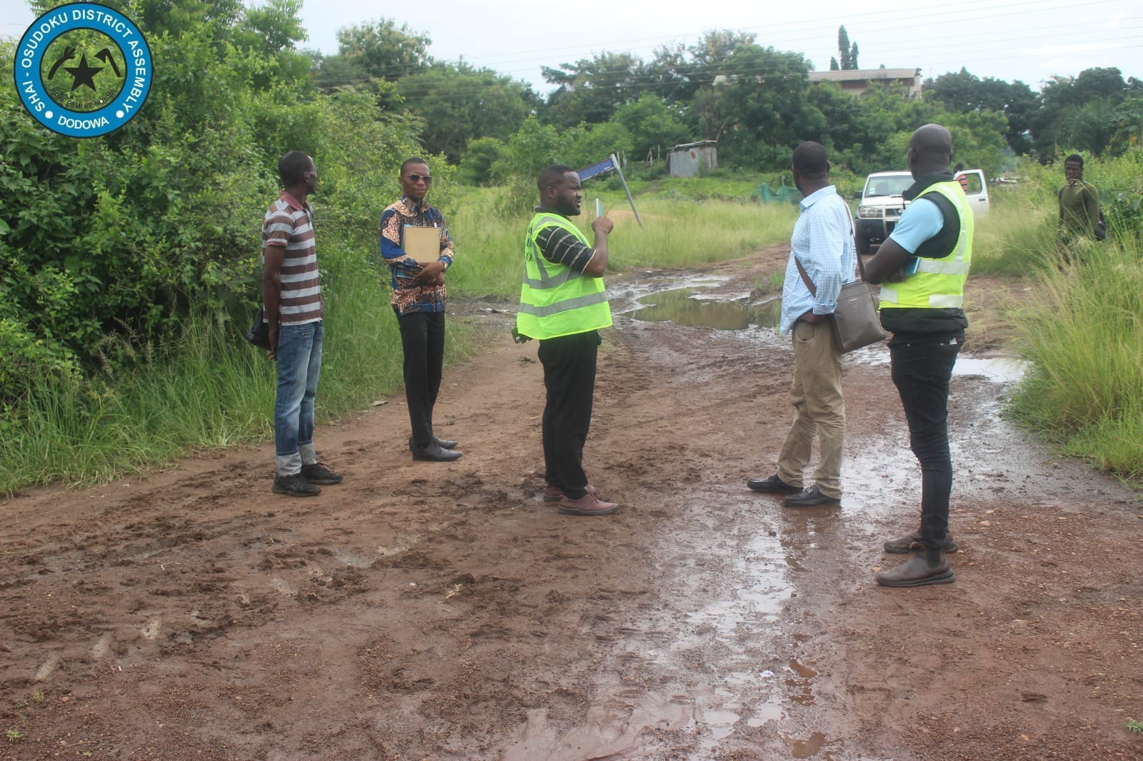 SHAI-OSDOKU DISTRICT ASSEMBLY HANDS OVER A SITE FOR REHABILITATION OF 1.5 KILOMETRE WATERWORKS JUNCTION TO MUERTER FEEDER ROAD UNDER THE GHANA PRODUCTIVE SAFETY NET PHASE II TO THE CONTRACTOR.
