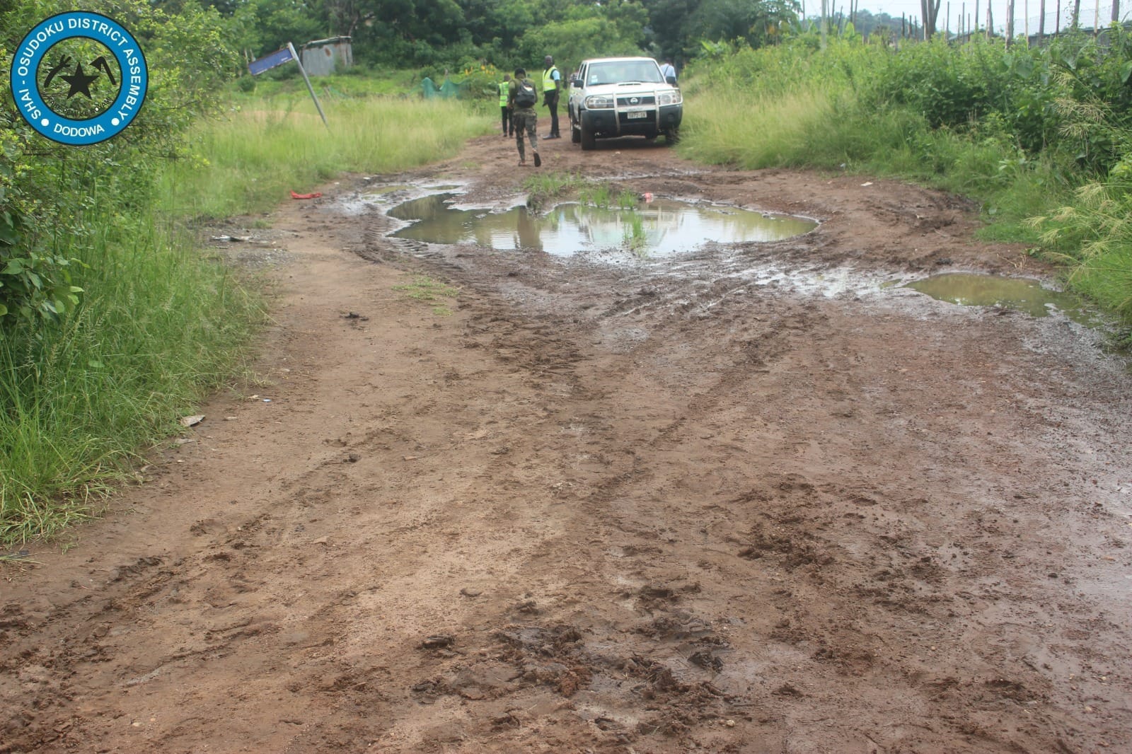 SHAI-OSDOKU DISTRICT ASSEMBLY HANDS OVER A SITE FOR REHABILITATION OF 1.5 KILOMETRE WATERWORKS JUNCTION TO MUERTER FEEDER ROAD UNDER THE GHANA PRODUCTIVE SAFETY NET PHASE II TO THE CONTRACTOR.