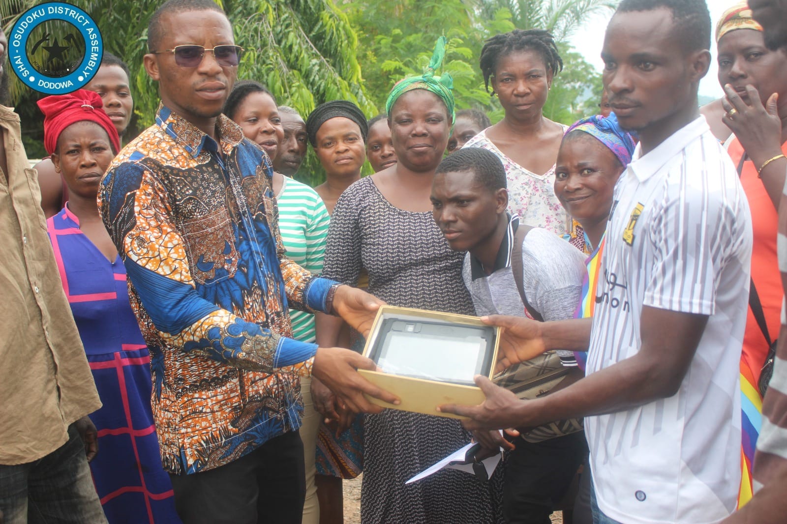 SHAI-OSDOKU DISTRICT ASSEMBLY HANDS OVER A SITE FOR REHABILITATION OF 1.5 KILOMETRE WATERWORKS JUNCTION TO MUERTER FEEDER ROAD UNDER THE GHANA PRODUCTIVE SAFETY NET PHASE II TO THE CONTRACTOR.