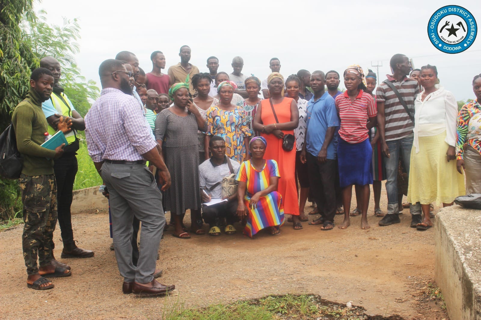 SHAI-OSDOKU DISTRICT ASSEMBLY HANDS OVER A SITE FOR REHABILITATION OF 1.5 KILOMETRE WATERWORKS JUNCTION TO MUERTER FEEDER ROAD UNDER THE GHANA PRODUCTIVE SAFETY NET PHASE II TO THE CONTRACTOR.
