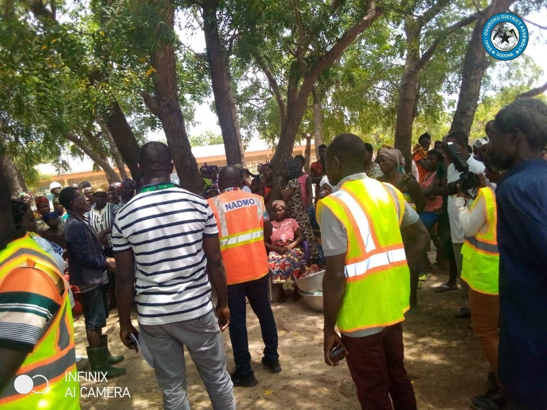DISTRIBUTION OF FOOD (RELIEF ITEMS) TO THE EVACUATED VICTIMS IN THE SHAI-OSUDOKU DISTRICT.
