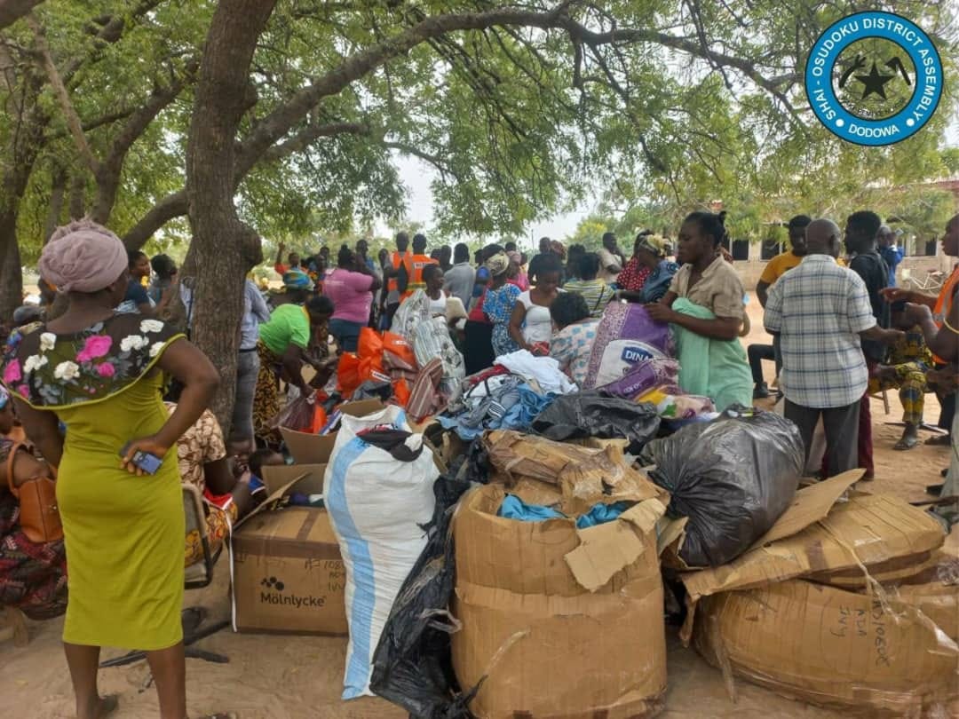 DONATION OF FOOD ITEMS TO VICTIMS OF THE AKOSOMBO DAM SPILLAGE AT TOKPO.