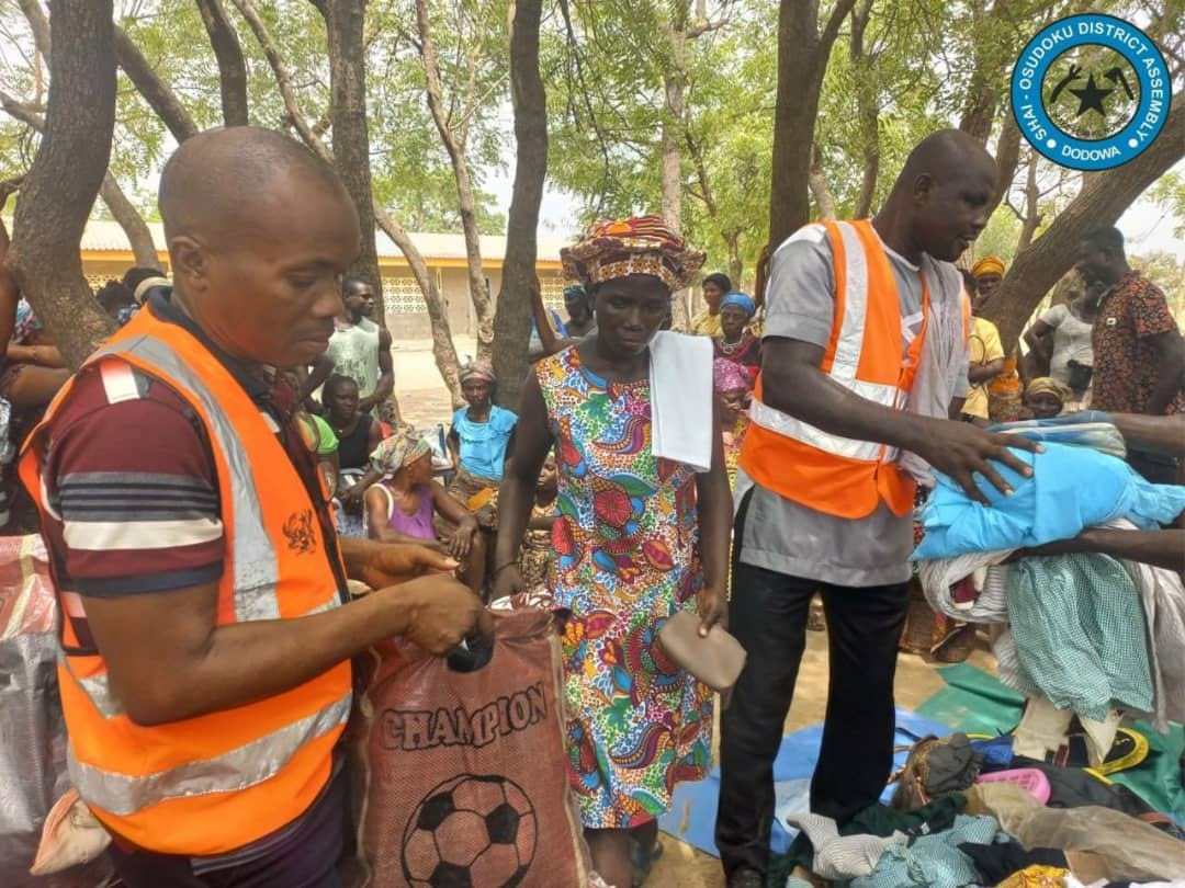 DONATION OF FOOD ITEMS TO VICTIMS OF THE AKOSOMBO DAM SPILLAGE AT TOKPO.