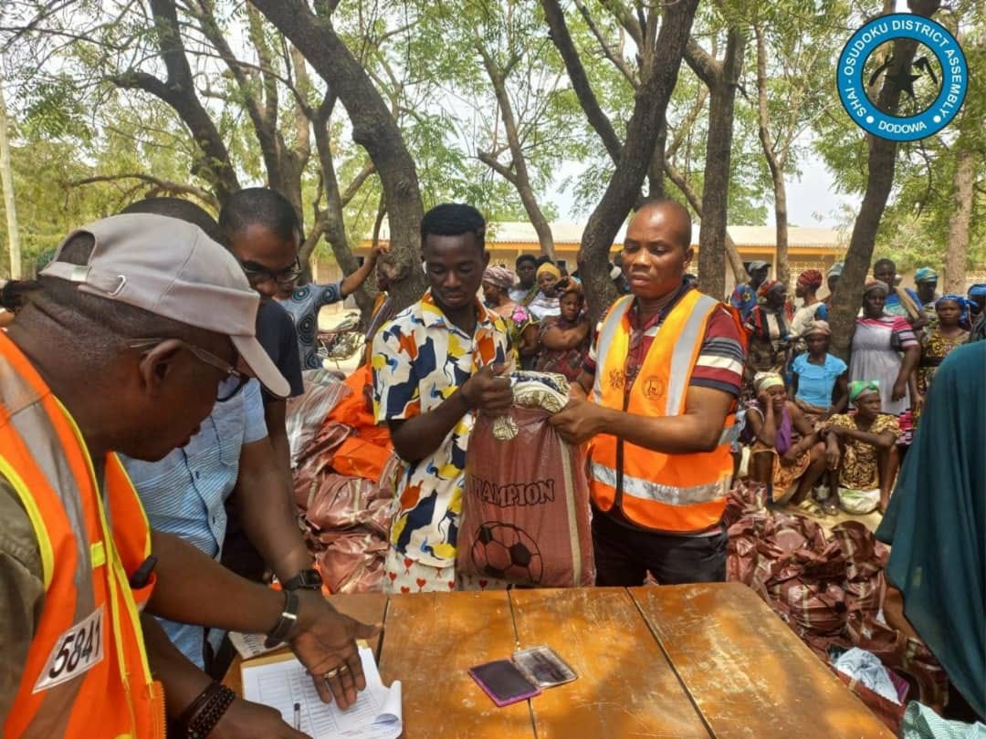 DONATION OF FOOD ITEMS TO VICTIMS OF THE AKOSOMBO DAM SPILLAGE AT TOKPO.