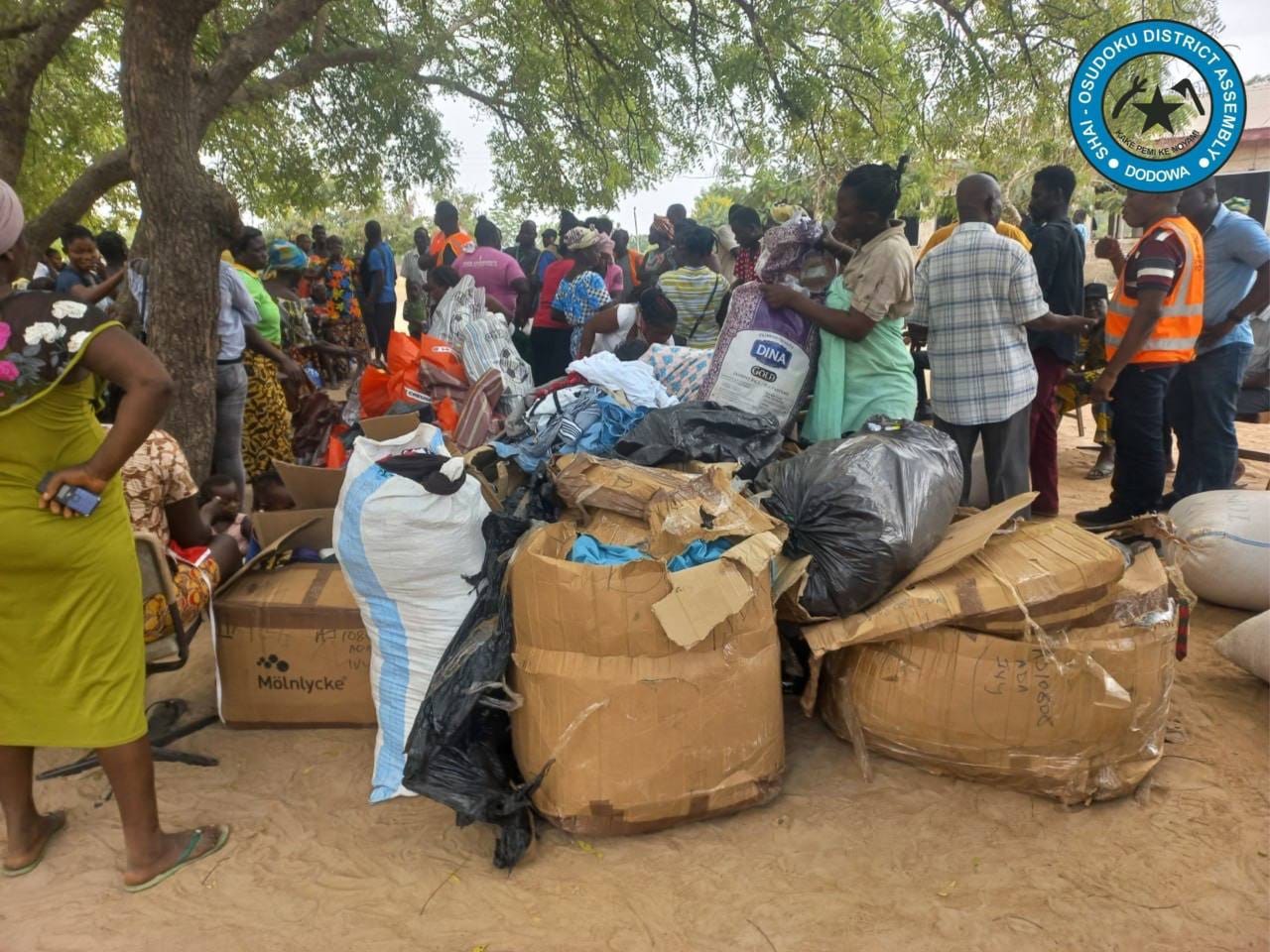 DONATION OF FOOD ITEMS TO VICTIMS OF THE AKOSOMBO DAM SPILLAGE AT TOKPO.