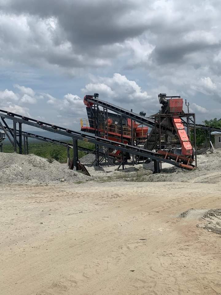 DCE OF SHAI-OSUDOKU TOURS SOME OF THE QUARRY SITES WITHIN THE DISTRICT WITH THE DEPUTY MINISTER FOR MINES,LANDS AND NATURAL RESOURCE AND HIS TEAM.