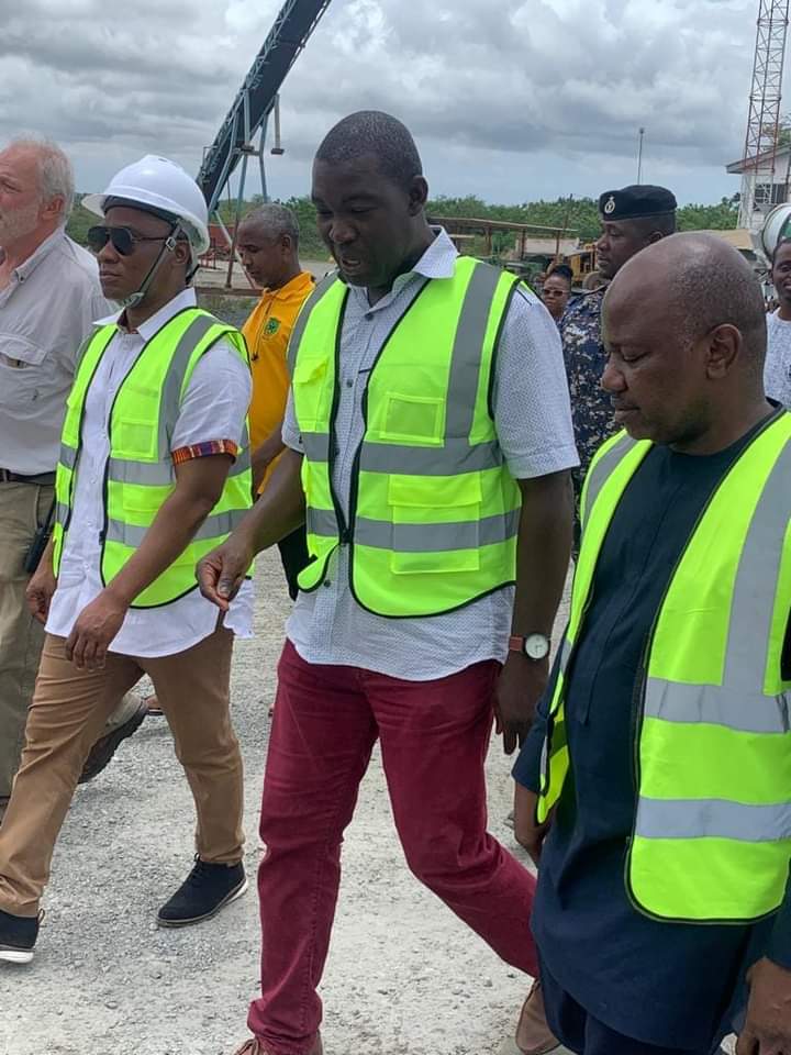 DCE OF SHAI-OSUDOKU TOURS SOME OF THE QUARRY SITES WITHIN THE DISTRICT WITH THE DEPUTY MINISTER FOR MINES,LANDS AND NATURAL RESOURCE AND HIS TEAM.