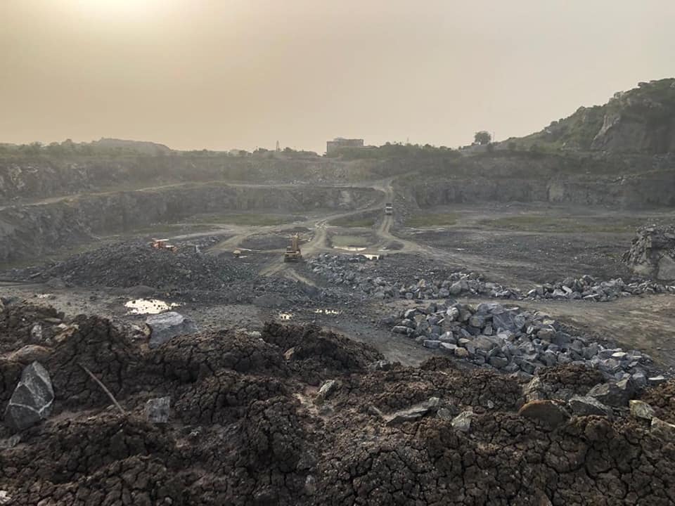 DCE and His Entourage Pays Working Visit to Quarry Site.